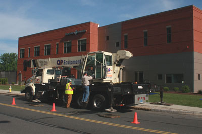 Crane sets up out riggers